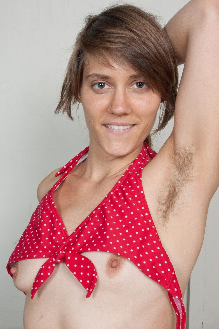 21P La hippie amateur Suzette desnuda sus axilas peludas y abre su vagina peluda