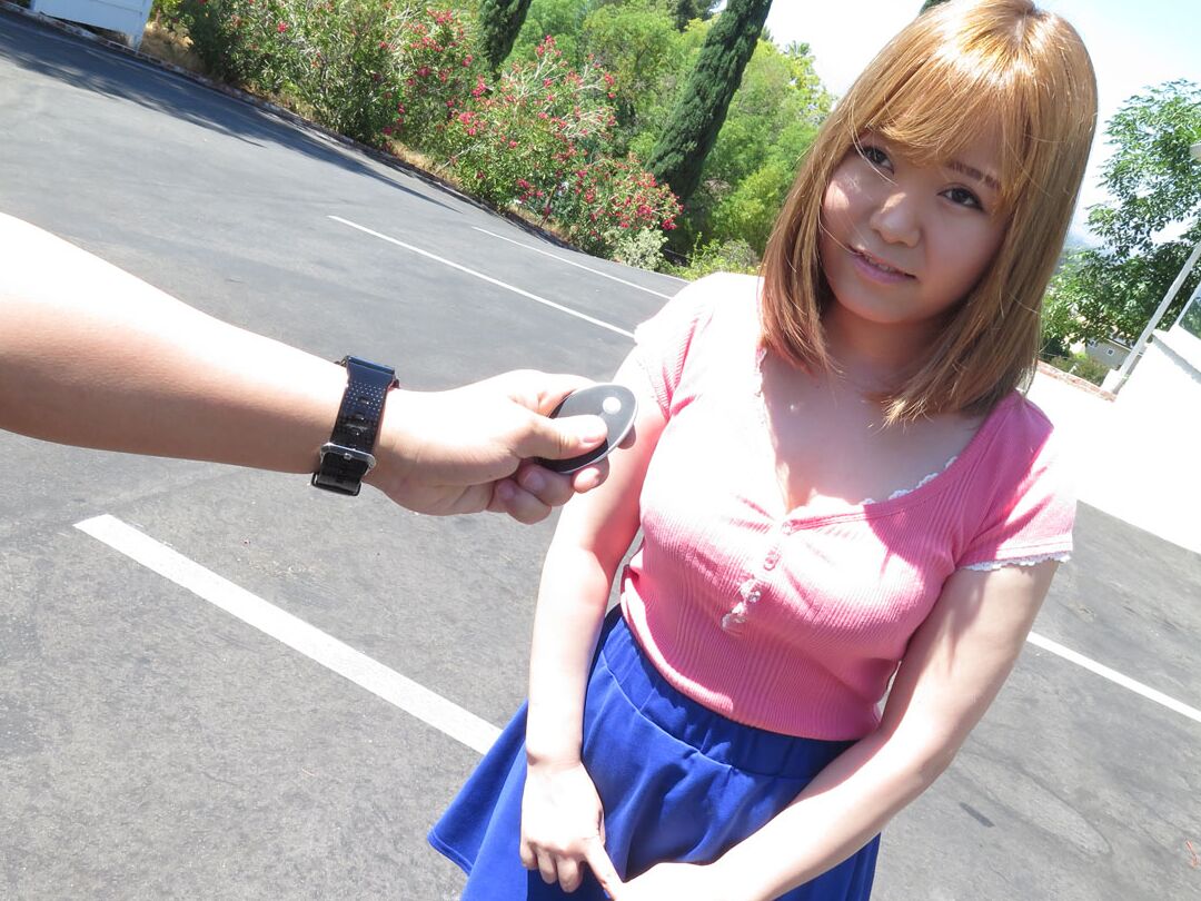 20P La petite japonaise Yui Nanami se prend une érection dans la chatte en plein air