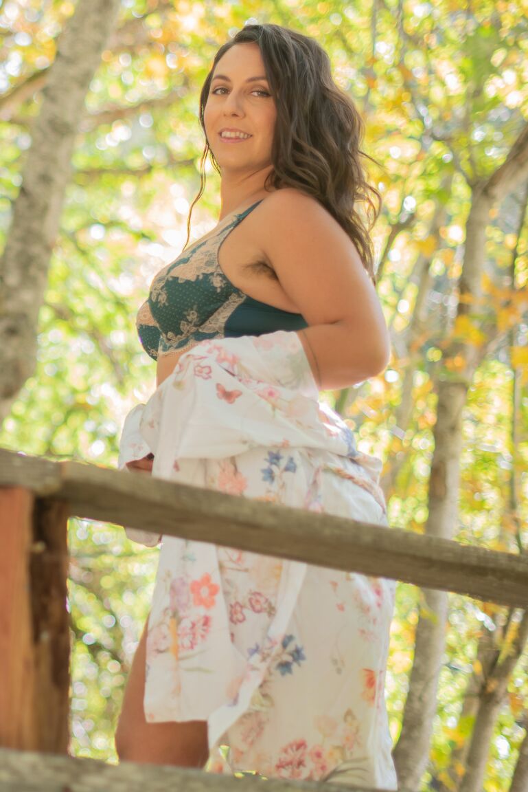 21P A morena Nikki Silver tira a roupa na natureza e mostra suas curvas sensuais