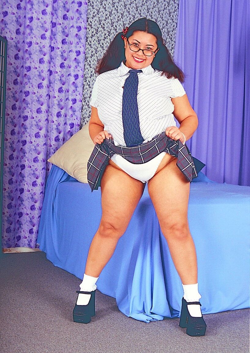15P Chica gorda sexy jugando juegos traviesos con sus juguetes