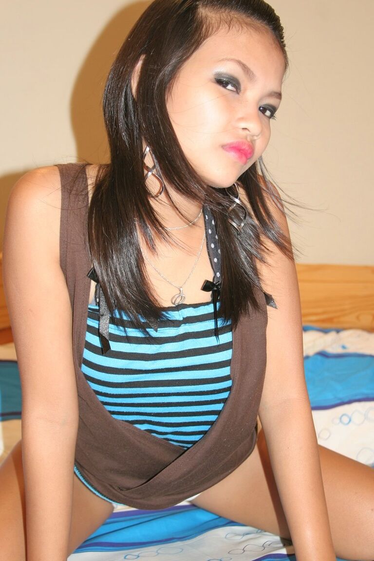 15P Filipina amateur caliente se desnuda en la cama antes de chupar una polla