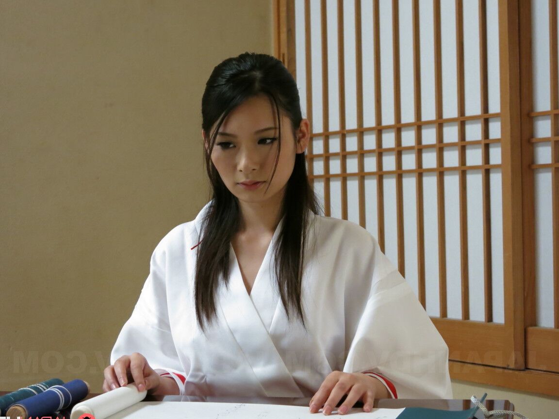 21P A terapeuta tradicional japonesa Ako Nishino é amamentada por seu cliente