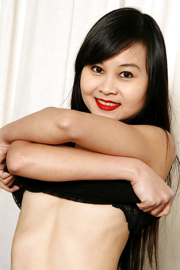 16P La chatte rasée d'un MILF amateur asiatique Angel est montrée en gros plan