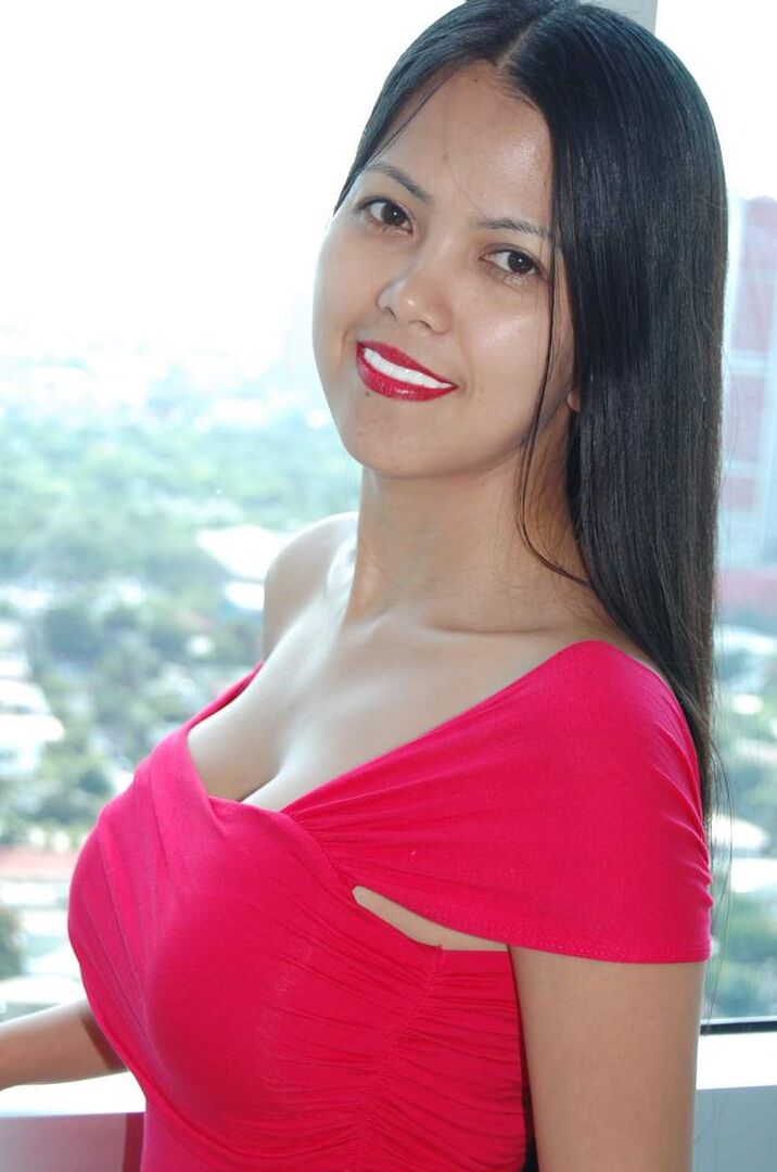 15P Chica filipina acaricia su coño después de quitarse el vestido y las bragas en la habitación del hotel