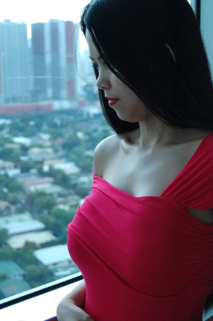 15P Chica filipina acaricia su coño después de quitarse el vestido y las bragas en la habitación del hotel