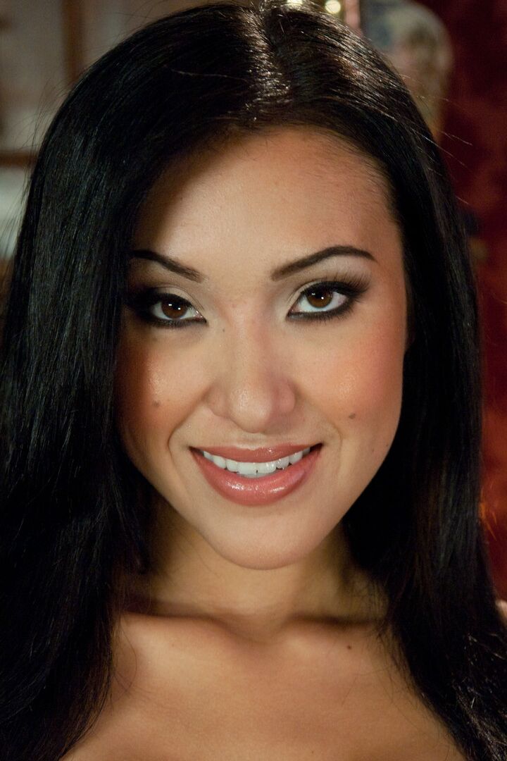 21P Jayden Lee, une asiatique coquine, et Bobbi Starr, une femme excitée, posent en lingerie.