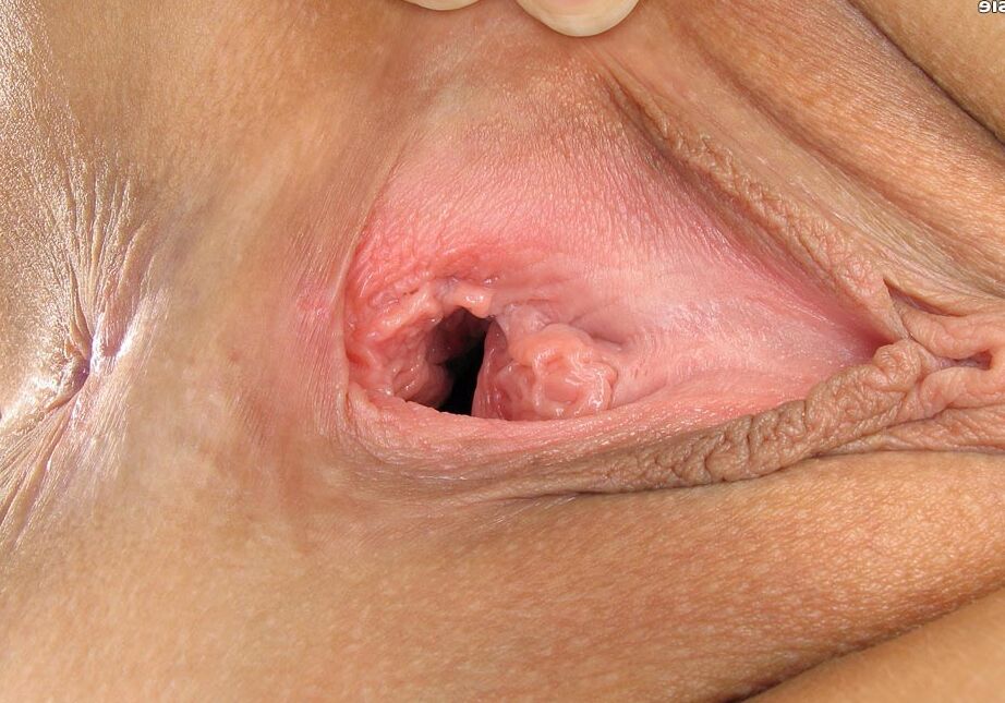 15P Asiatique sexy en culotte en dentelle montrant son cul chaud et sa chatte écartée