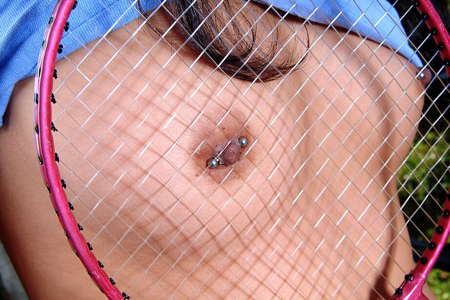 16P Amador asiático com mamilos perfurados revelando vagina raspada ao ar livre