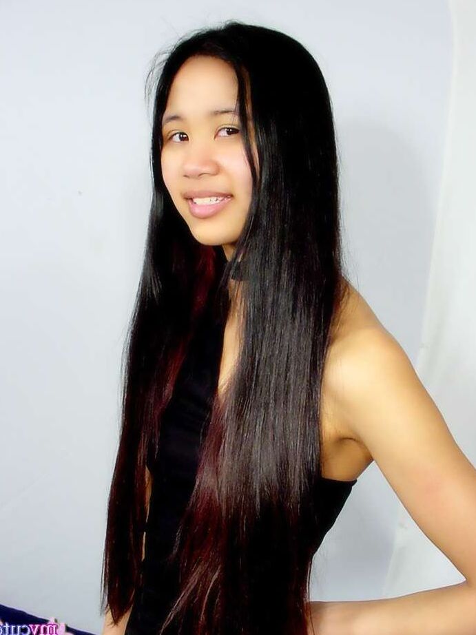 16P Asian solo girl shows her bare ass and twat at once after removing her clothes