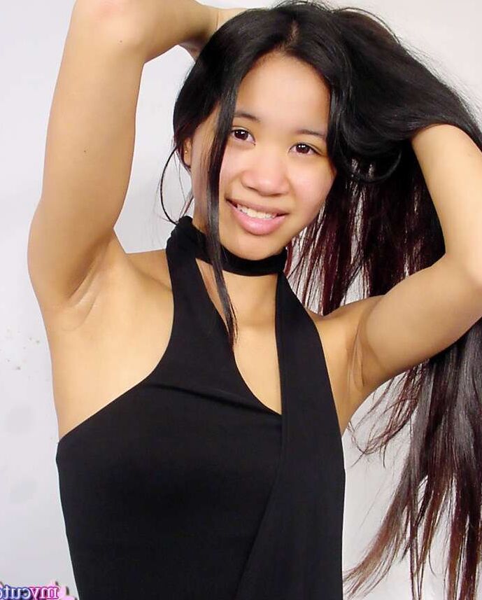 16P Asian solo girl shows her bare ass and twat at once after removing her clothes