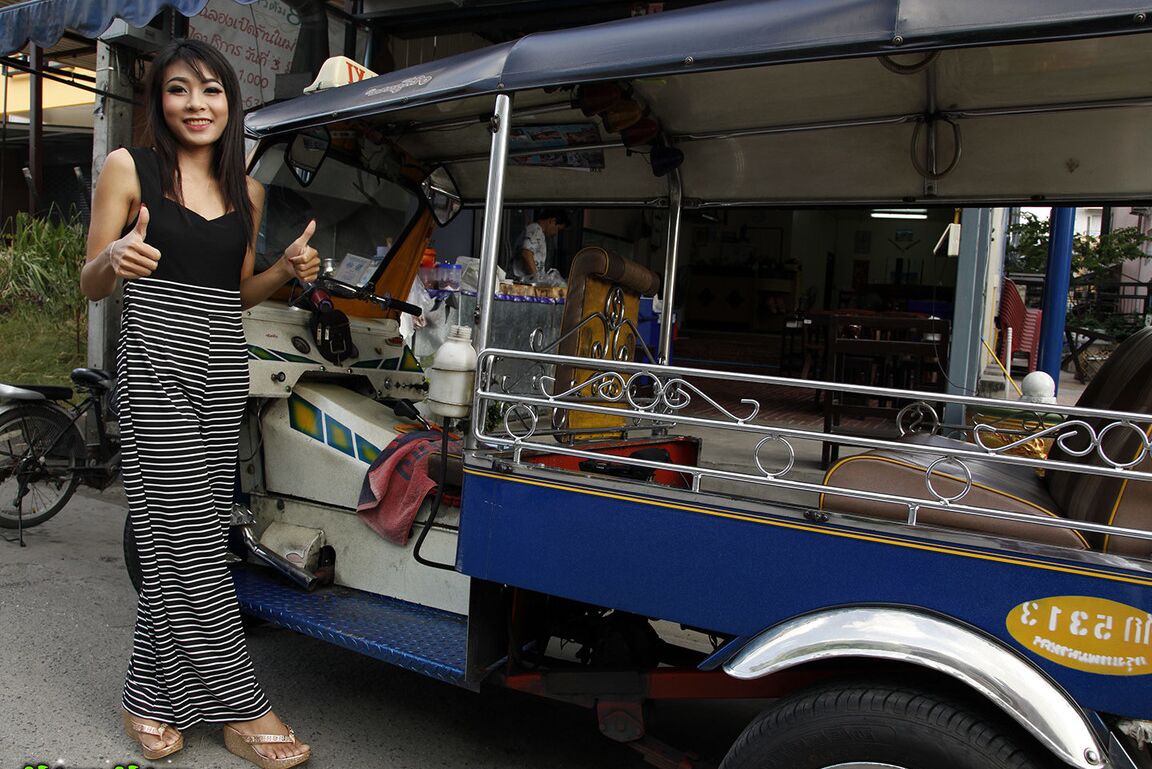 12P Schöne Thai-Frau schiebt sich ein rosa Höschen über den Arsch, um nackt zu posieren