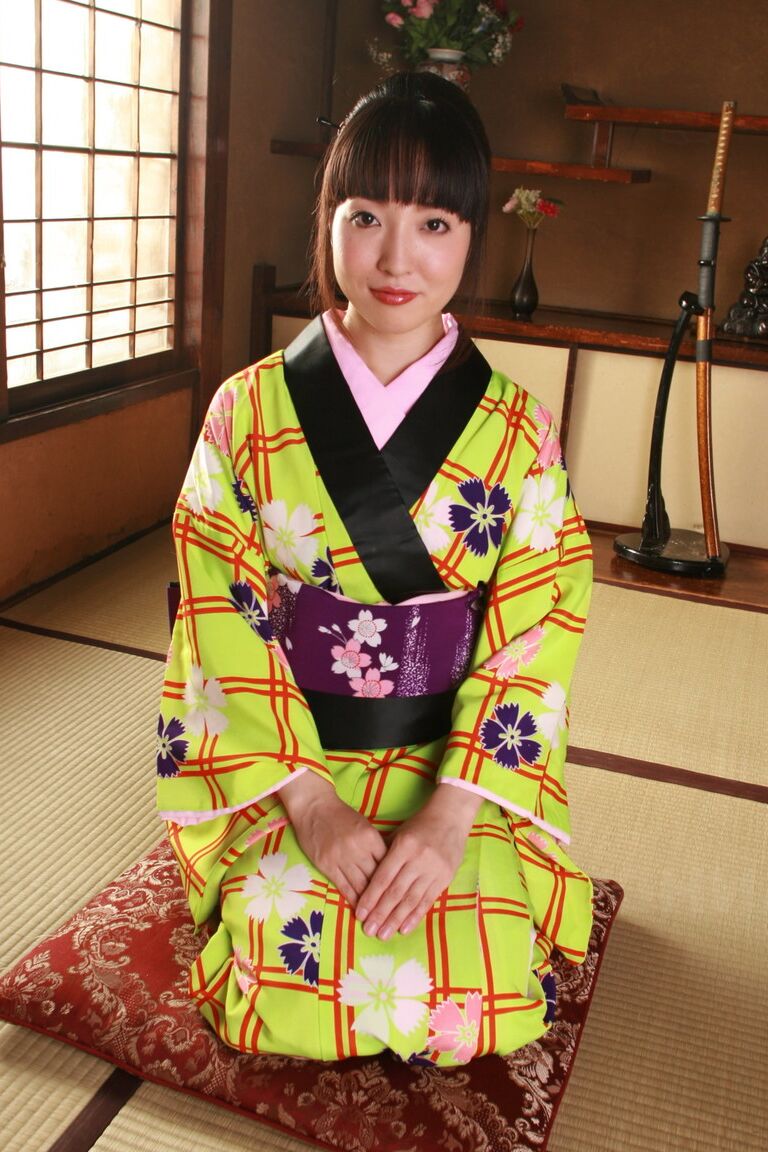 15P Mujer japonesa expone sus partes íntimas con ropa tradicional