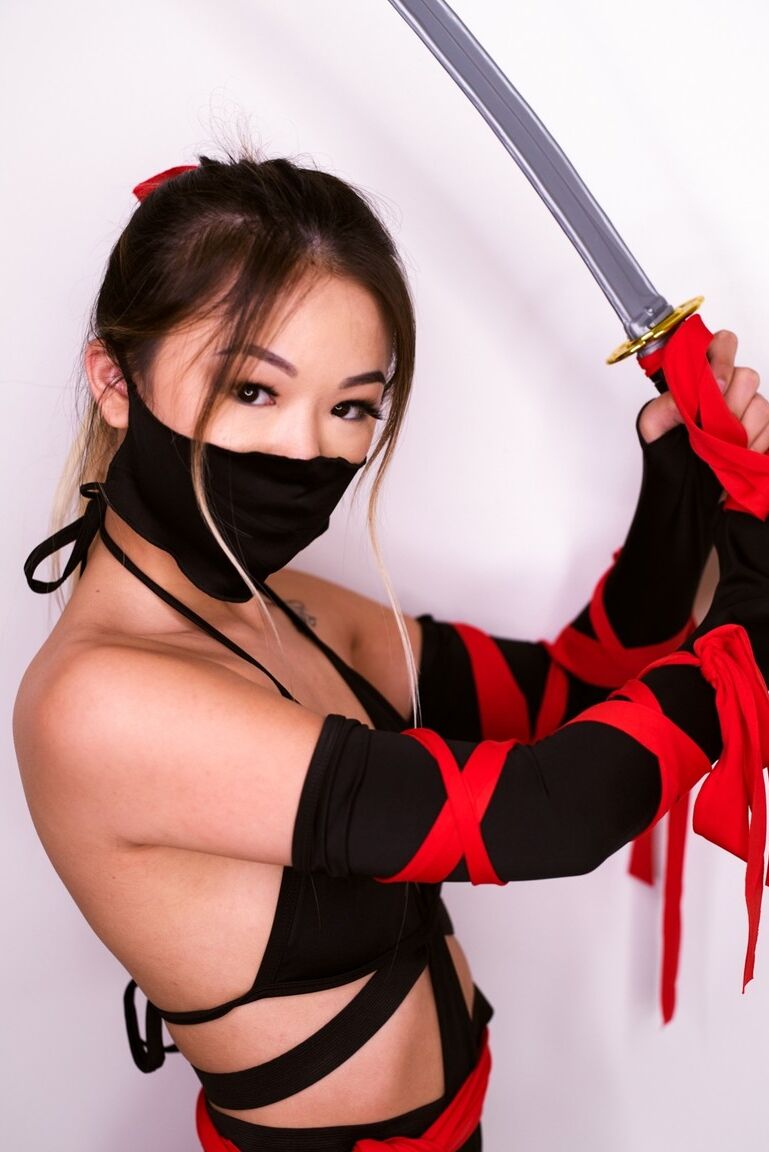 15P Petite adolescente asiática Lulu Chu empunha uma espada de samurai antes de foder