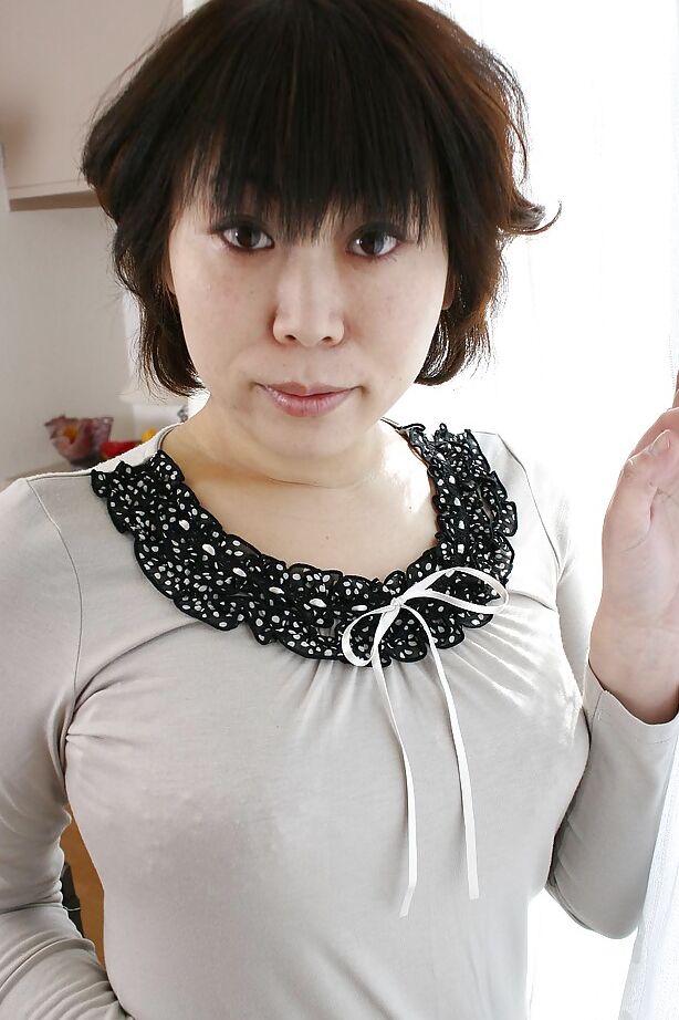 16P いい女酒井芳子は毛むくじゃらの膣を持っていて、それで遊びたい