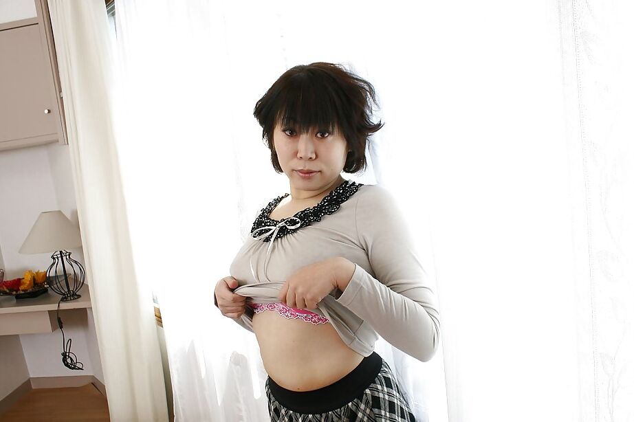 16P いい女酒井芳子は毛むくじゃらの膣を持っていて、それで遊びたい