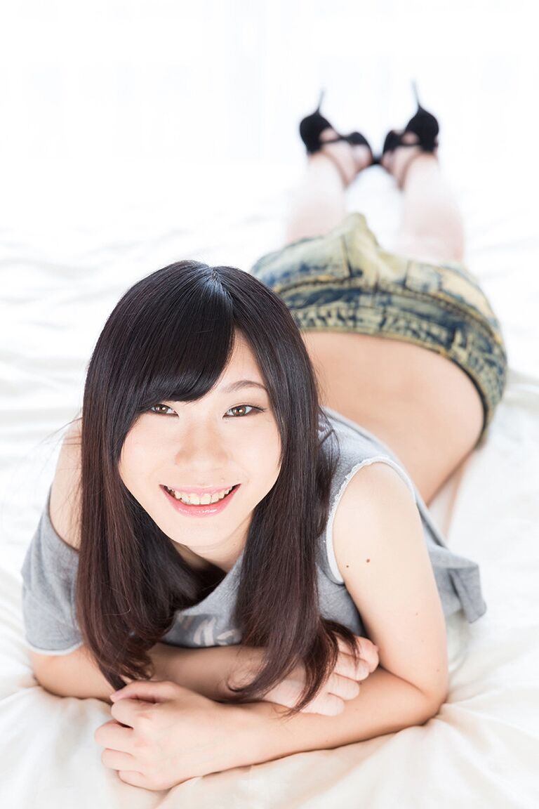 16P 日本人の女の子がハメ撮り手コキする前にノーパンパンチラでからかう