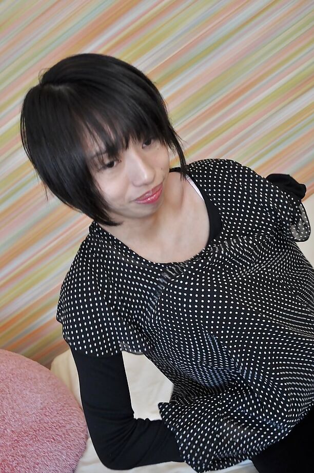 16P Belleza con tetas pequeñas Masumi Miyaji está estirando su arranque