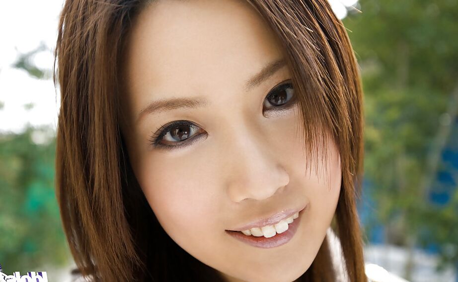 15P Pequena gracinha asiática com pernas sexy Haruka Yagami tirando a roupa