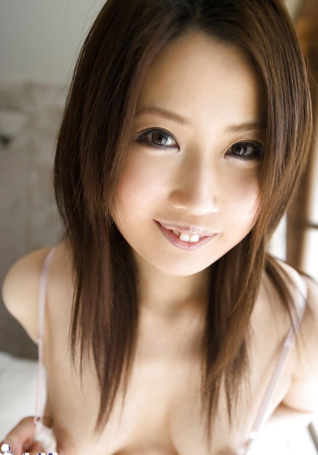 15P Pequena gracinha asiática com pernas sexy Haruka Yagami tirando a roupa