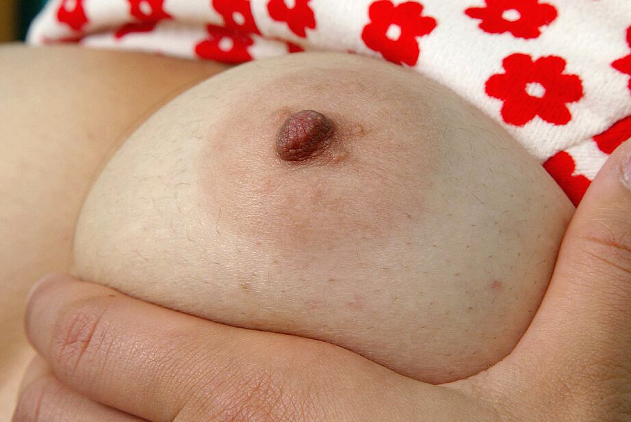 16P Amateur-Brünette schiebt Höschen hinüber, um haarige asiatische Muschi freizulegen