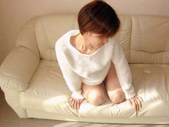 15P Japonesa de pelo corto desnuda sus turgentes tetas