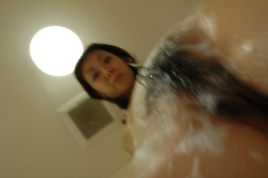 16P Slim asiático MILF toma banho e se diverte com a buceta
