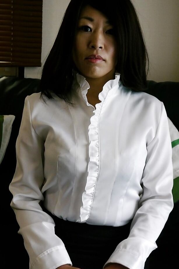 16P Beauty Asian milf Kayoko Ikehata tirando a roupa e abrindo as pernas
