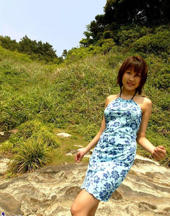 15P La modelo japonesa Keiko expone sus partes íntimas mientras se cambia de ropa.