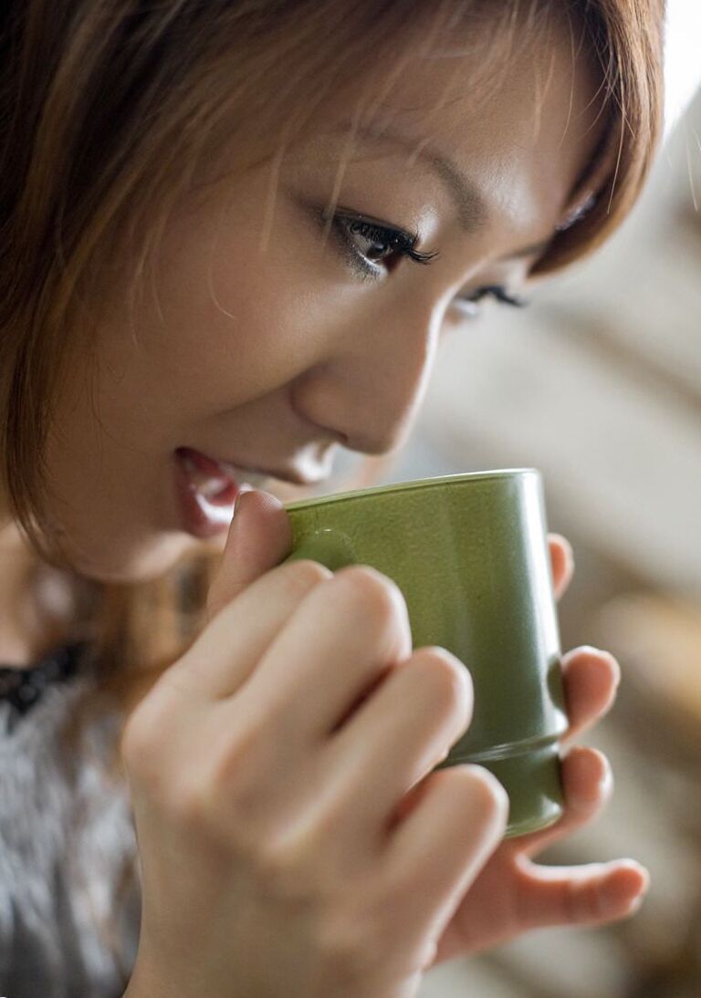 16P La beauté japonaise Emi Harukaze se met totalement nue autour d'une boisson chaude