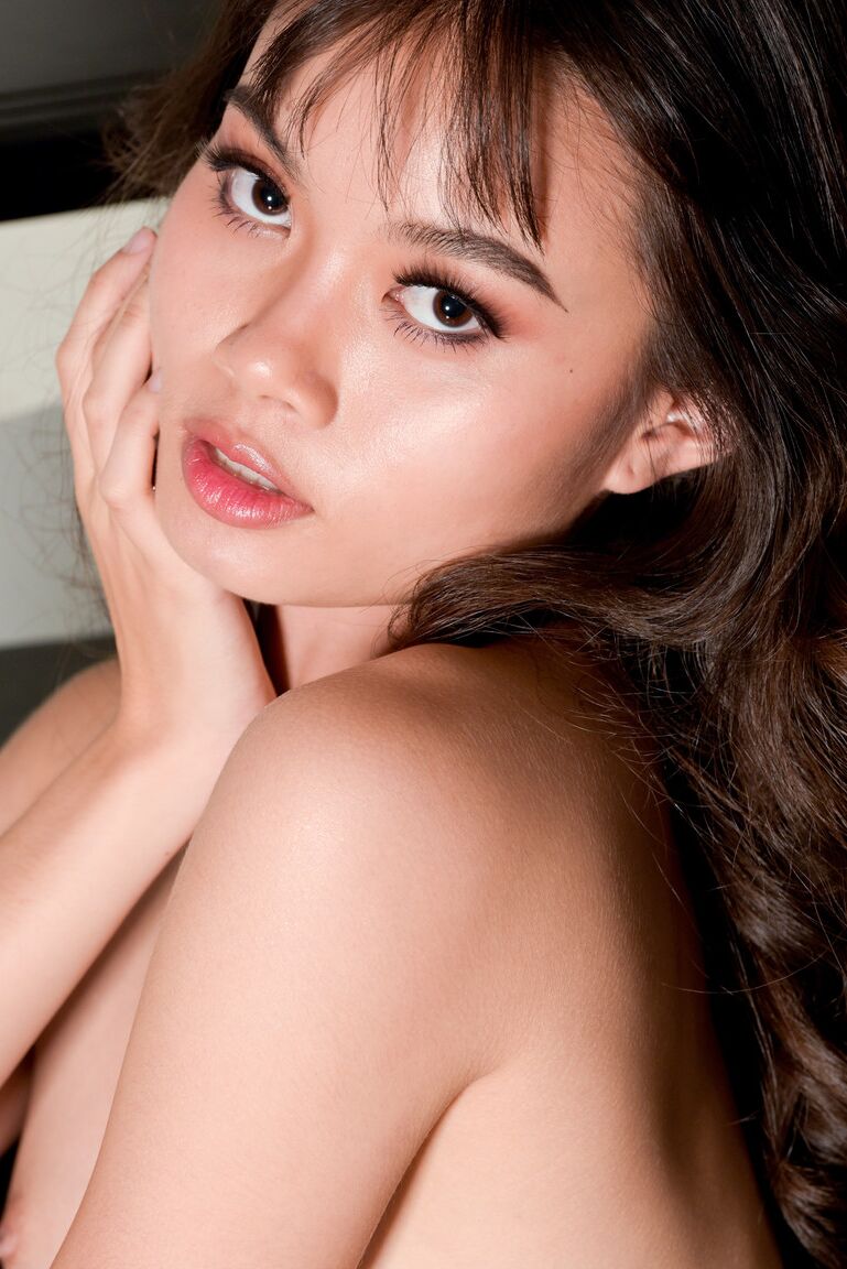 21P La superbe jeune asiatique Sowan se déshabille dans les escaliers et pose nue
