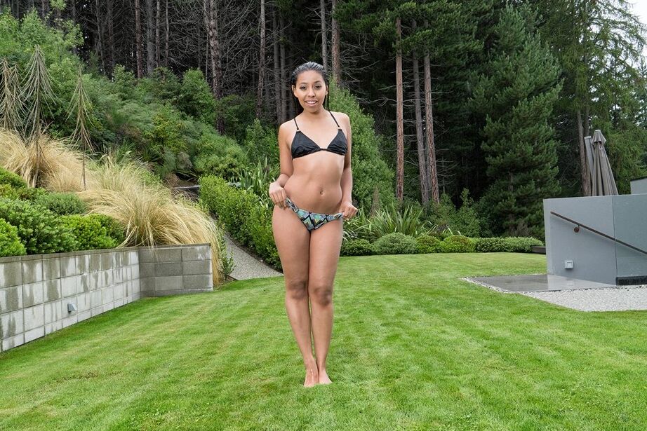 15P Garota solo Jasmine Summers fica nua em um quintal antes da ação na banheira de hidromassagem