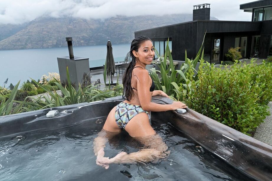 15P Garota solo Jasmine Summers fica nua em um quintal antes da ação na banheira de hidromassagem