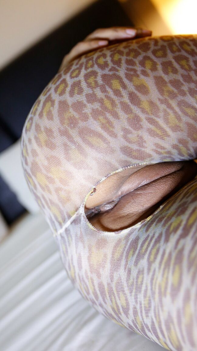 15P Golf amador asiático ostenta um creampie depois do sexo em um body sem virilha