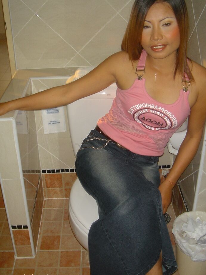 Das 16-jährige asiatische Babe Duan zieht ihr sexy Höschen aus und zeigt ihr enges Arschloch und ihre enge Muschi