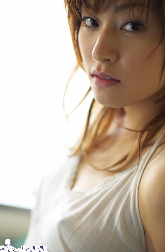 15P 従順なアジアの可愛い人如月カレンがかろうじて服を着てポーズをとる