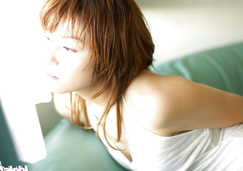 15P 従順なアジアの可愛い人如月カレンがかろうじて服を着てポーズをとる