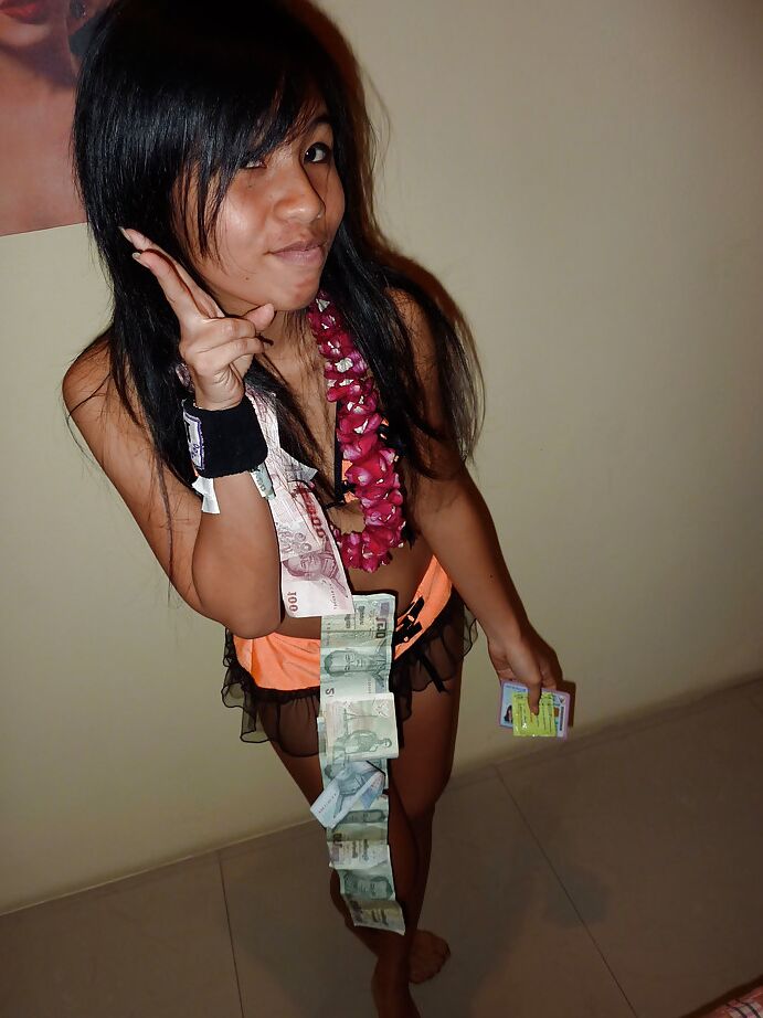 12P Petite Thai bar girl exibindo sua buceta raspada por dinheiro