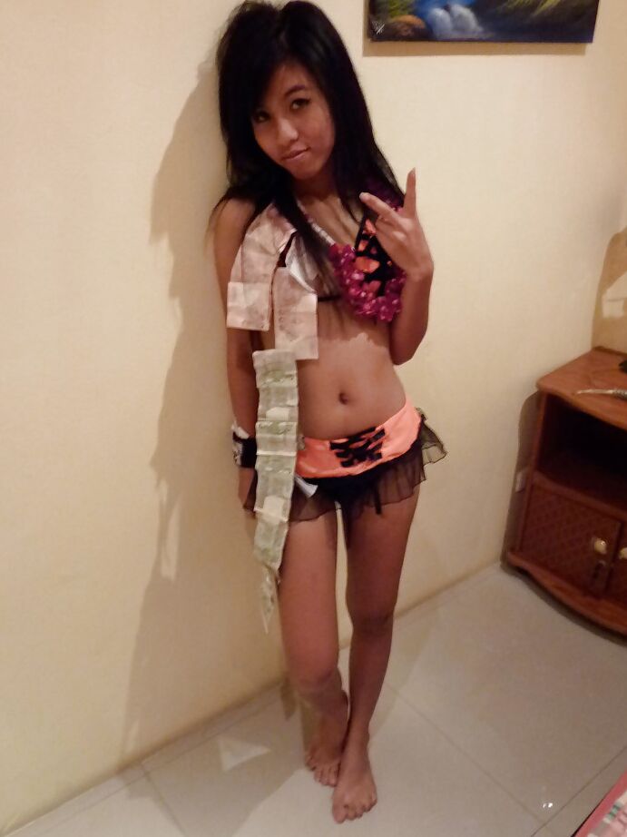 12P Petite Thai bar girl exibindo sua buceta raspada por dinheiro