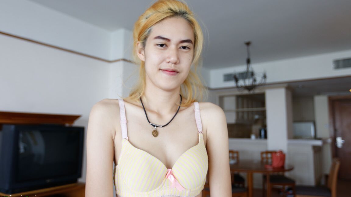 19P Amadora tailandesa esguicha depois de vender sua buceta natural para turista sexual