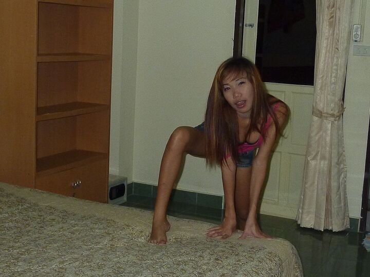 11P Une fille de bar thaïlandaise sexy écarte sa chatte humide avant de baiser un touriste sexuel