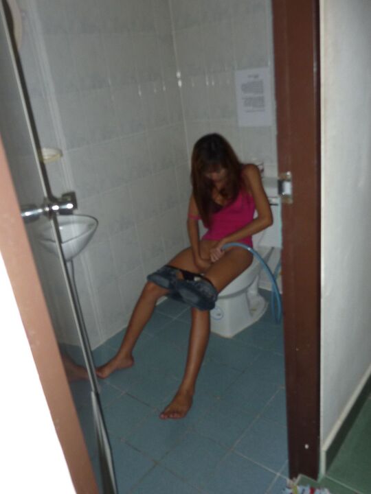 11P Une fille de bar thaïlandaise sexy écarte sa chatte humide avant de baiser un touriste sexuel