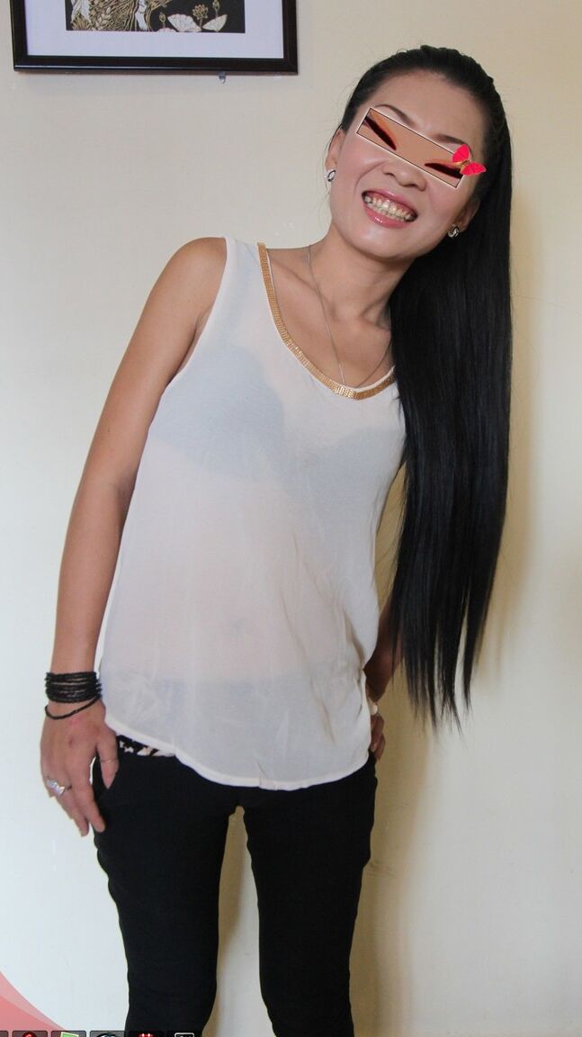 15P Skinny Teen Asian Gi spreizt nackt, um ihre sehr haarige Muschi aus nächster Nähe zur Schau zu stellen