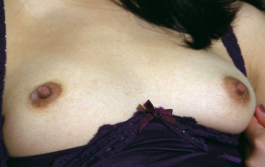 16P Asiática amateur con tetas pequeñas abriendo su vagina peluda en medias