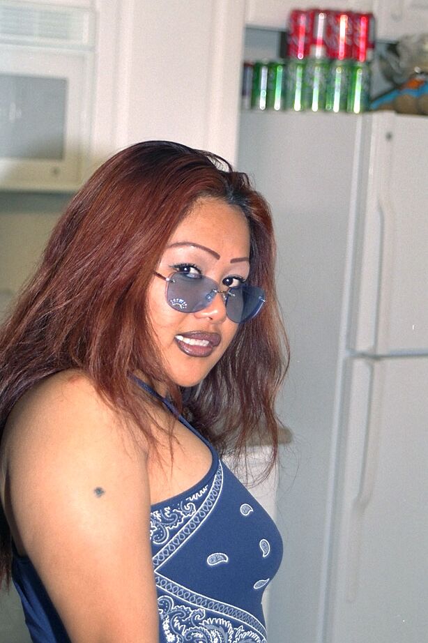 16P La modelo asiática amateur Lisa mostrando su coño peludo en la cocina con gafas