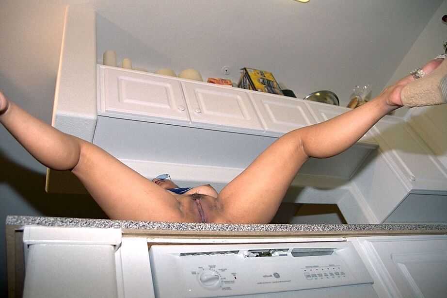16P La modelo asiática amateur Lisa mostrando su coño peludo en la cocina con gafas
