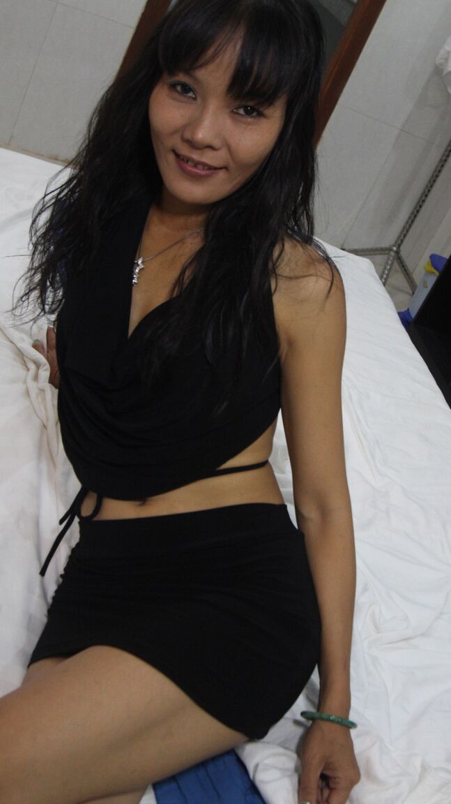 15P Lan, une asiatique mince, se fait baiser par un touriste sexuel pendant une action en POV