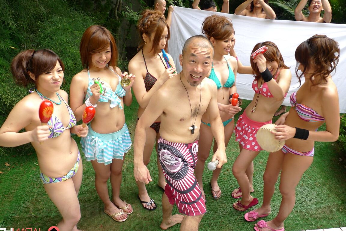 20P Japonesas lindas en bikinis sexys tocadas en el chocho al aire libre