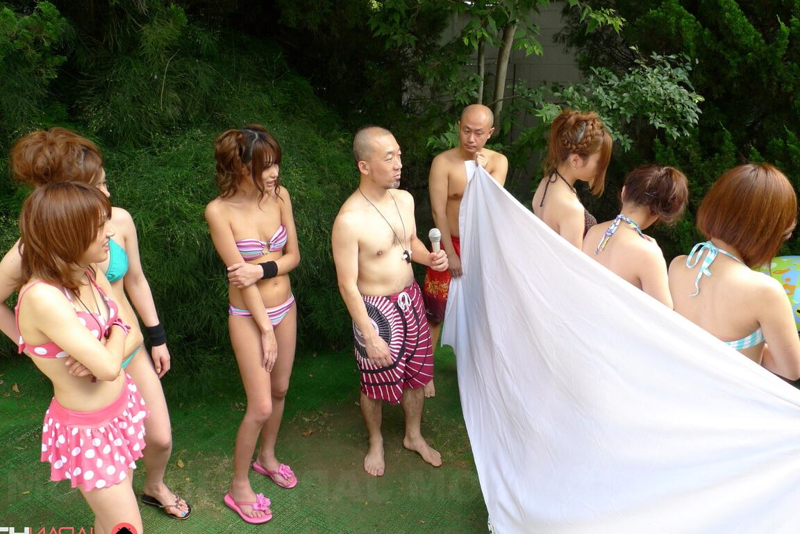 20P Japonesas lindas en bikinis sexys tocadas en el chocho al aire libre