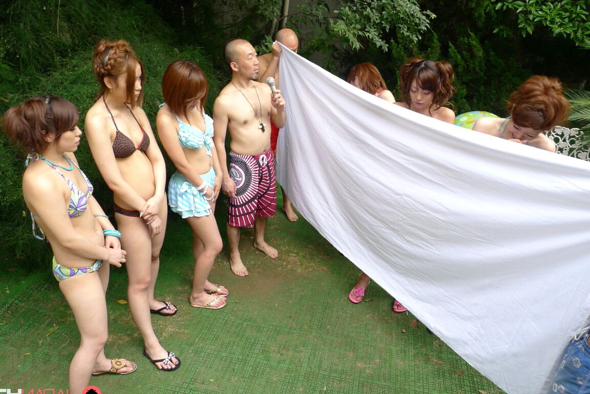 20P Japonesas lindas en bikinis sexys tocadas en el chocho al aire libre