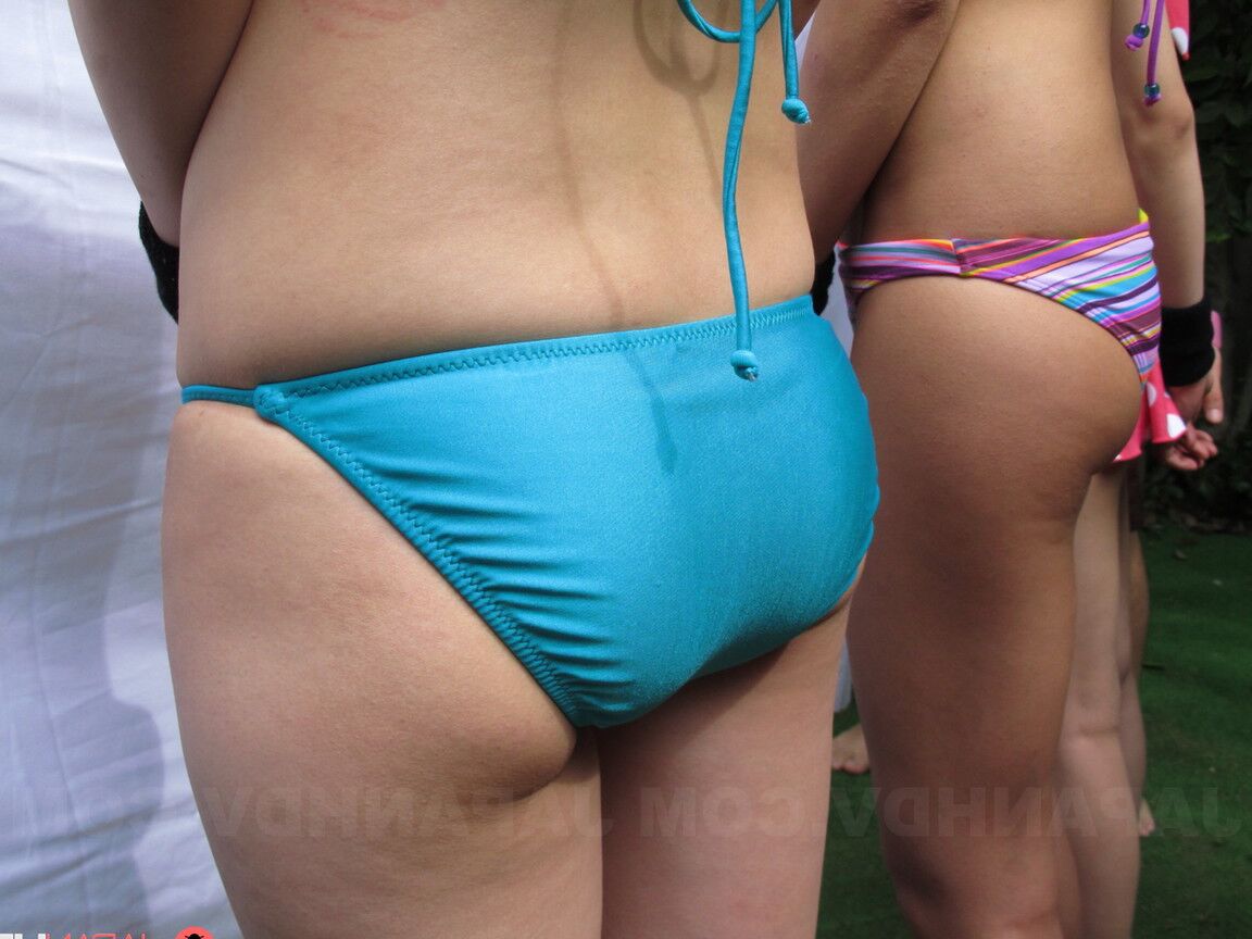 20P Japonesas lindas en bikinis sexys tocadas en el chocho al aire libre